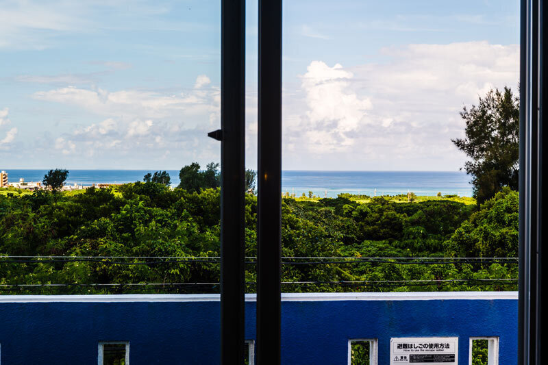 ＜連泊割＞2泊以上の連泊でお得！海が見えるレトロなアメリカンスタイルの貸別荘で沖縄ステイ【素泊まり】