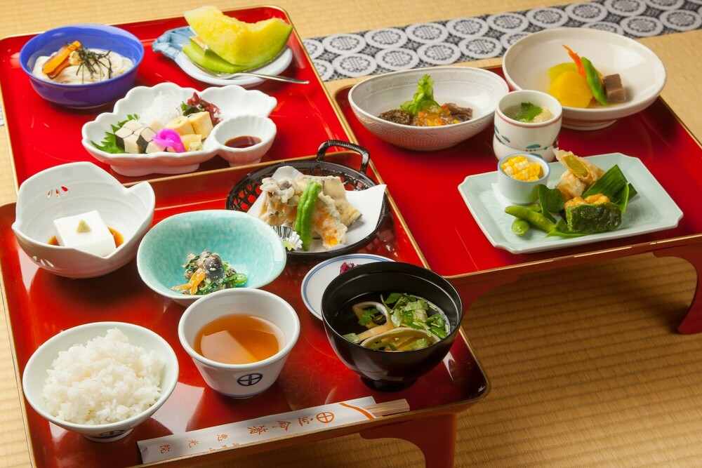 "Third course/about 12 dishes" A luxurious vegetarian lunch