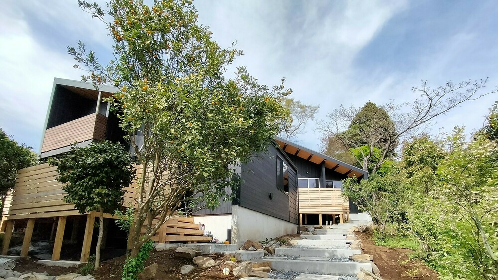 ★公式予約サイト限定【素泊まり・２名様】お得な平日・曜日限定★２泊からの連泊プラン！緑豊かなプライベート感溢れる１棟貸切コテージ