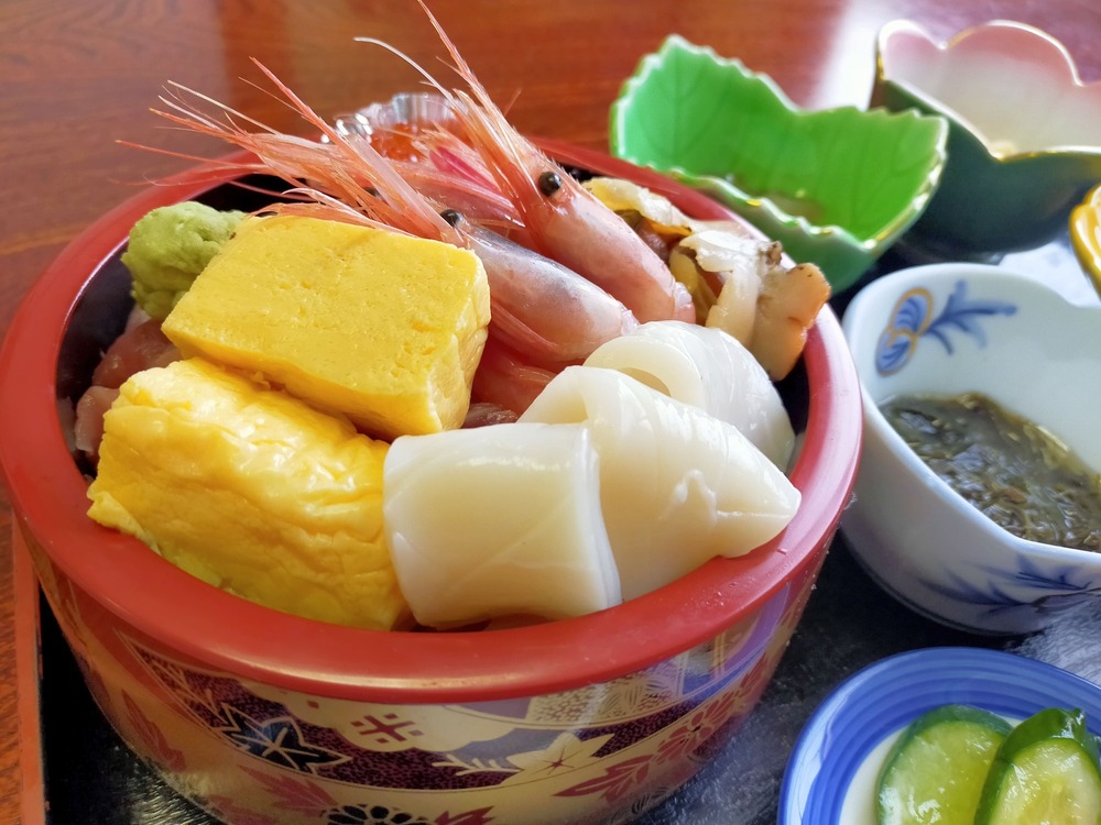 【夕食はとれたて佐渡の海鮮丼】（2食付）観光にもビジネスにもOK！【全室無料WiFi】【駐車場無料】