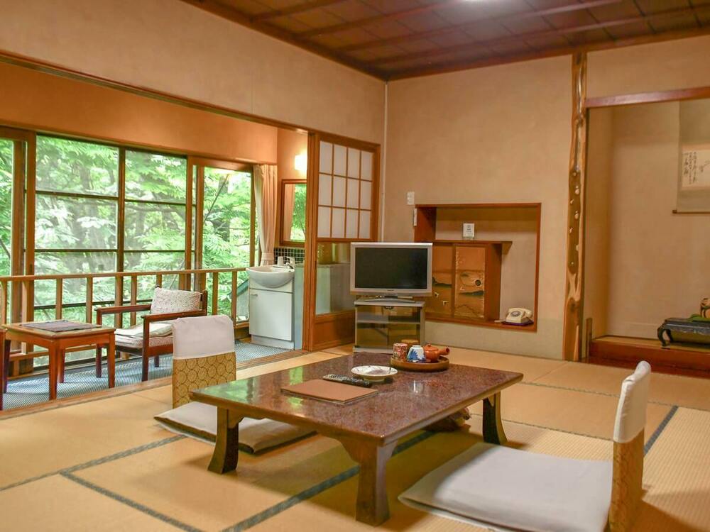 【リーズナブル12畳】渓谷ビュー広縁付き和室（2～5名/トイレ無し）