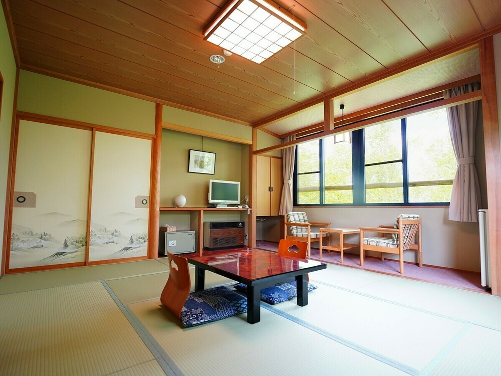  【新館和室10畳】白樺の林を眺める広めの客室