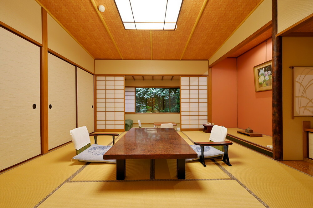 ＜桂＞和室１０畳＋掘りごたつ付４畳＋次の間４畳