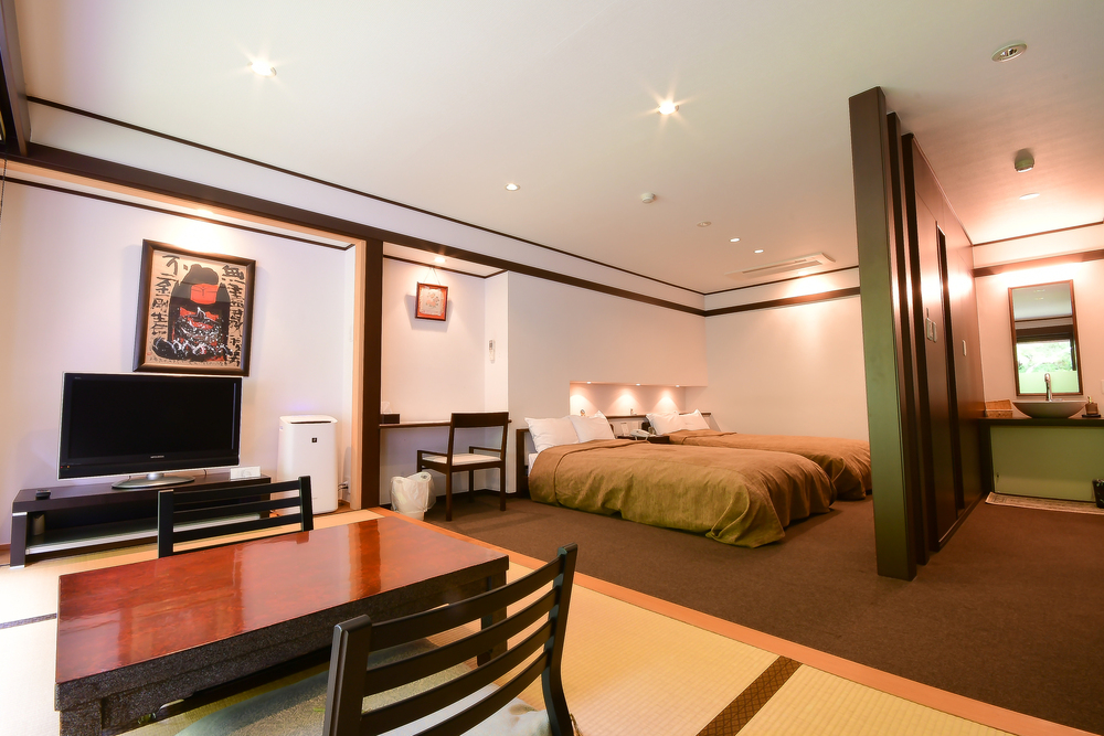 Deluxe Twin Room with Toilet
