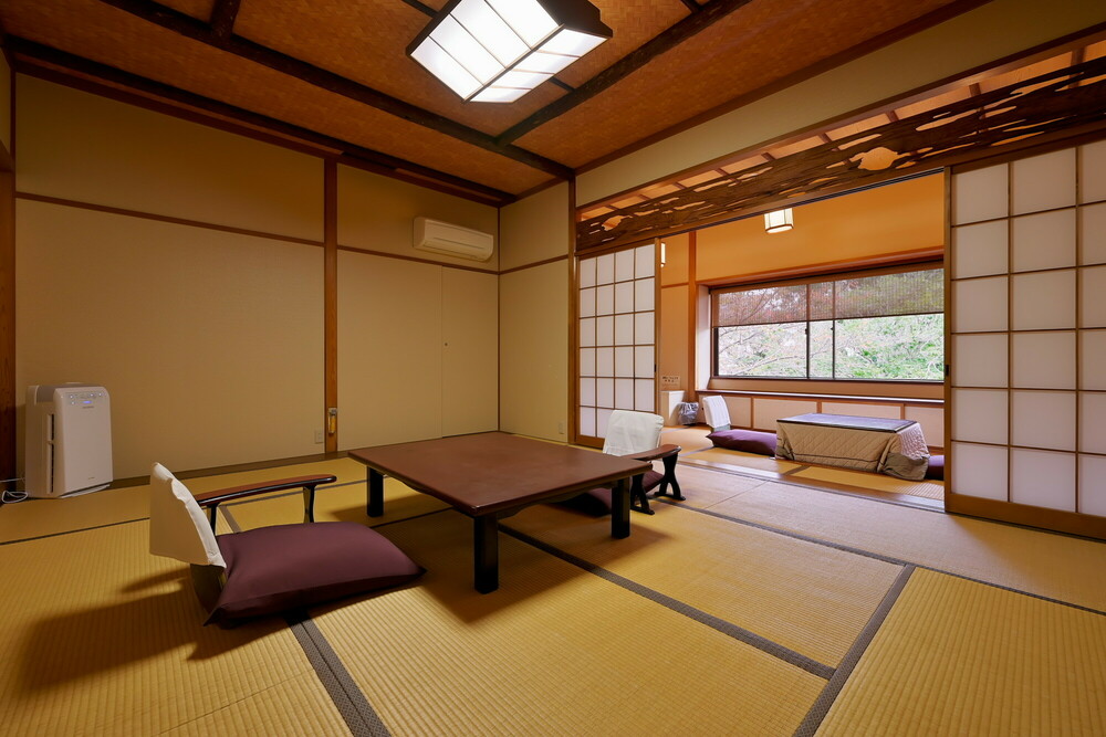 ＜みどり＞和室10畳＋掘りごたつ付５畳＋次の間３畳