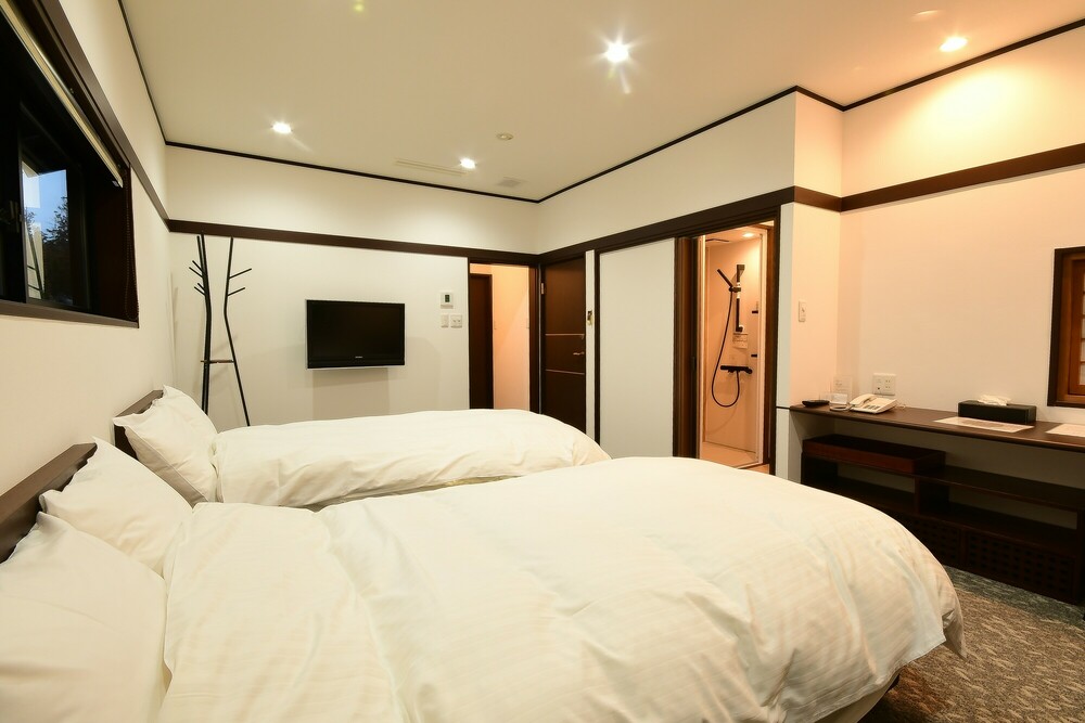 Deluxe Twin Room with Shower & Toilet