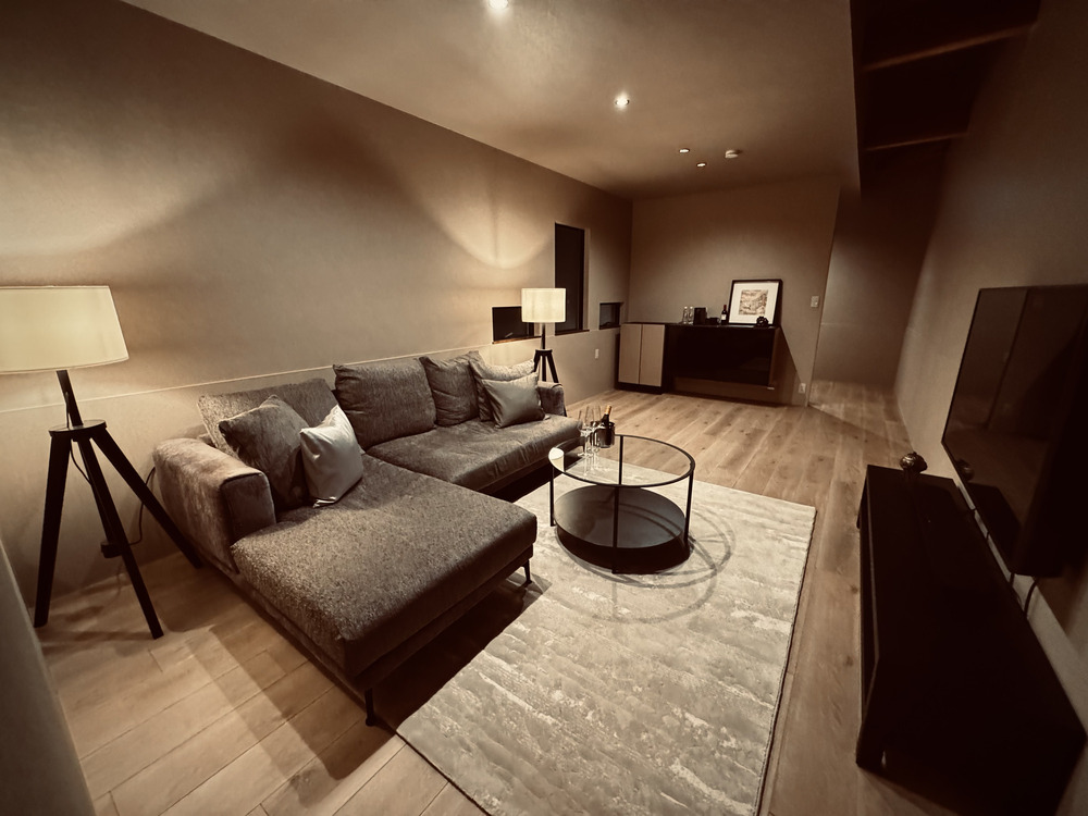Gin Suite - 銀 -