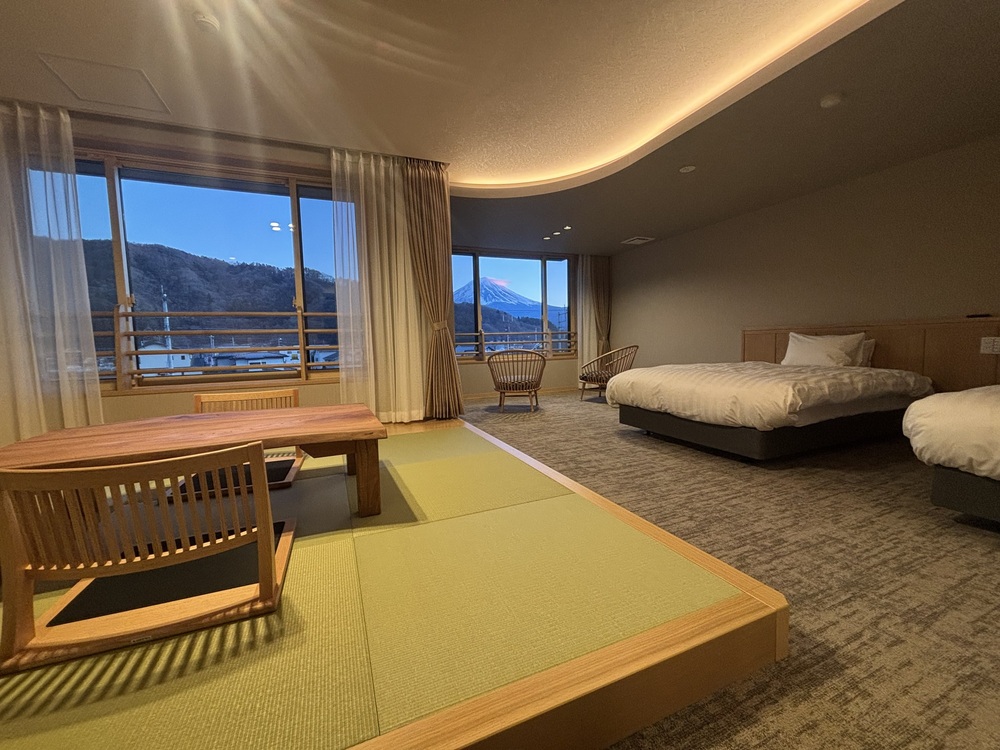大きな窓２つから富士山が見える！49㎡スーペリア和洋室