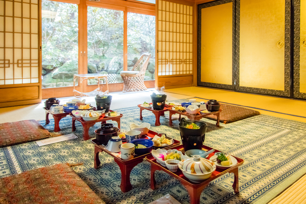 Dining: 11:00-13:00 (shared)