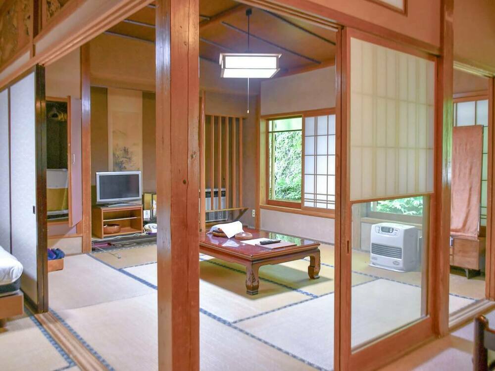 【和洋特別室】山紫水明～8畳+和室ベッド（2～5名/トイレ付）