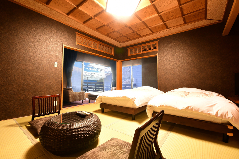 南館　海の見える和室10畳＋縁側4畳　バス・トイレ付　Wi-Fi無料