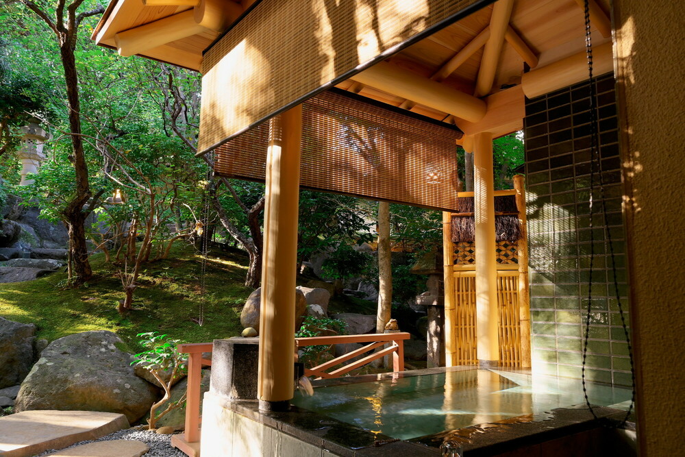 ＜曙＞キングサイズベッドの温泉露天風呂付離れ風客室／和洋室