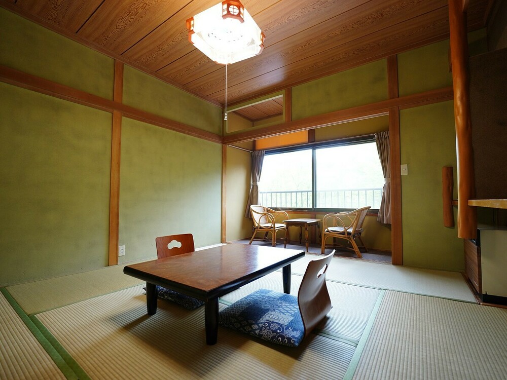 【本館和室8～10畳】南向きの明るい客室