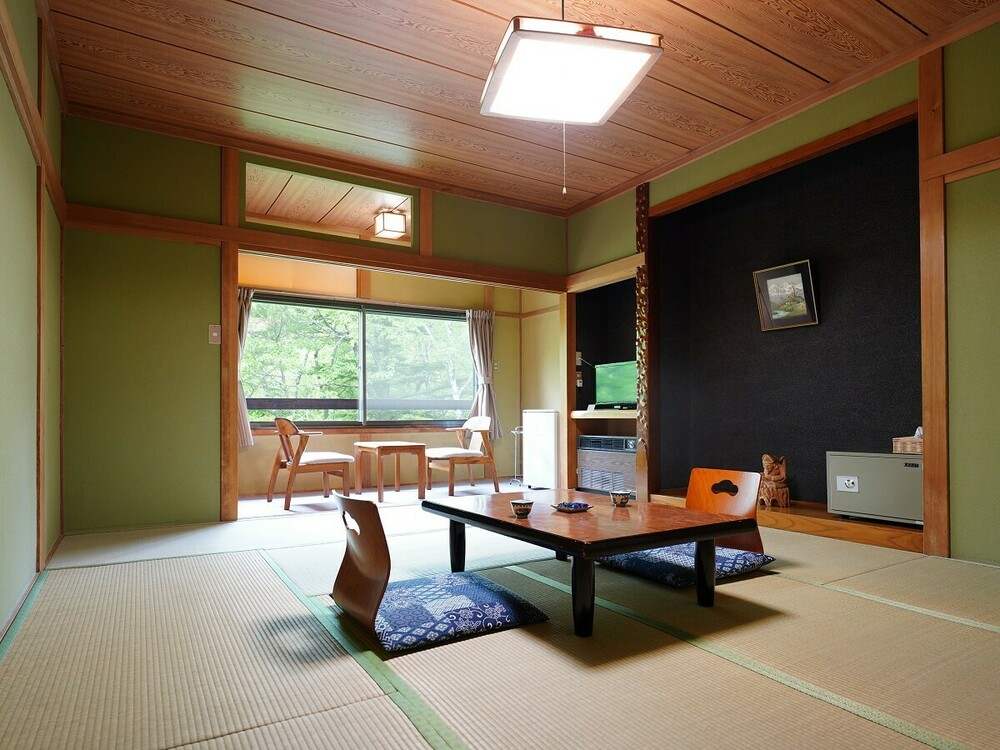【本館和室10畳】乗鞍の自然を望む広め客室